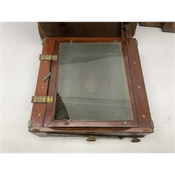 Folding plate camera in mahogany and lacquered brass, with additional plates and case