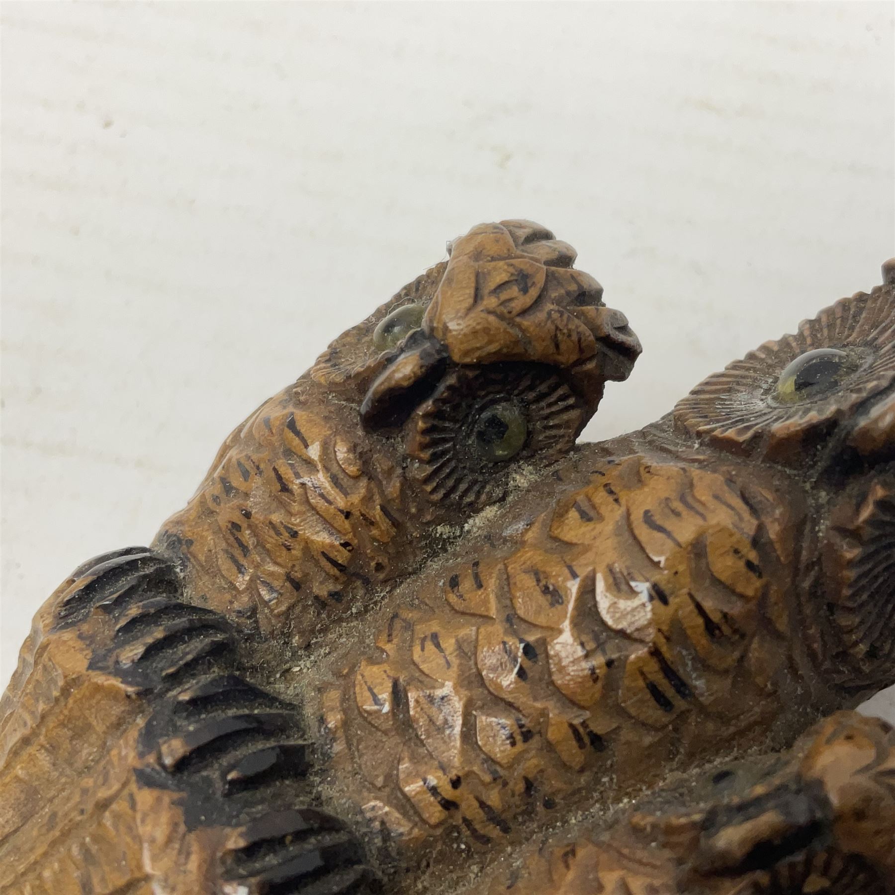 Late 19th/early 20th century Black Forest style carved walking stick handle, modelled as three owls with glass eyes, H9cm