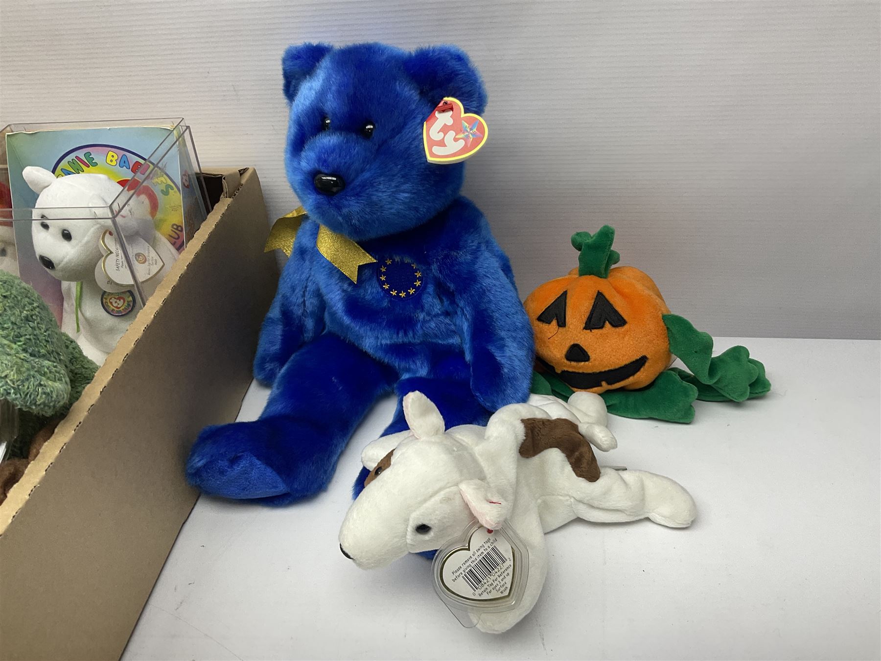 Twentyfive Ty Beanie babies, including Pumkin, Unity, Let it Snow, Seaweed, Jabber etc