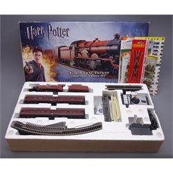  Hornby '00' gauge - Harry Potter and The Half-Blood Prince Hogwarts Express Electric Train Set, with Class 4073 'Castle' 4-6-0 locomotive 'Hogwarts Castle' no.5972, boxed with playmat and paperwork  
