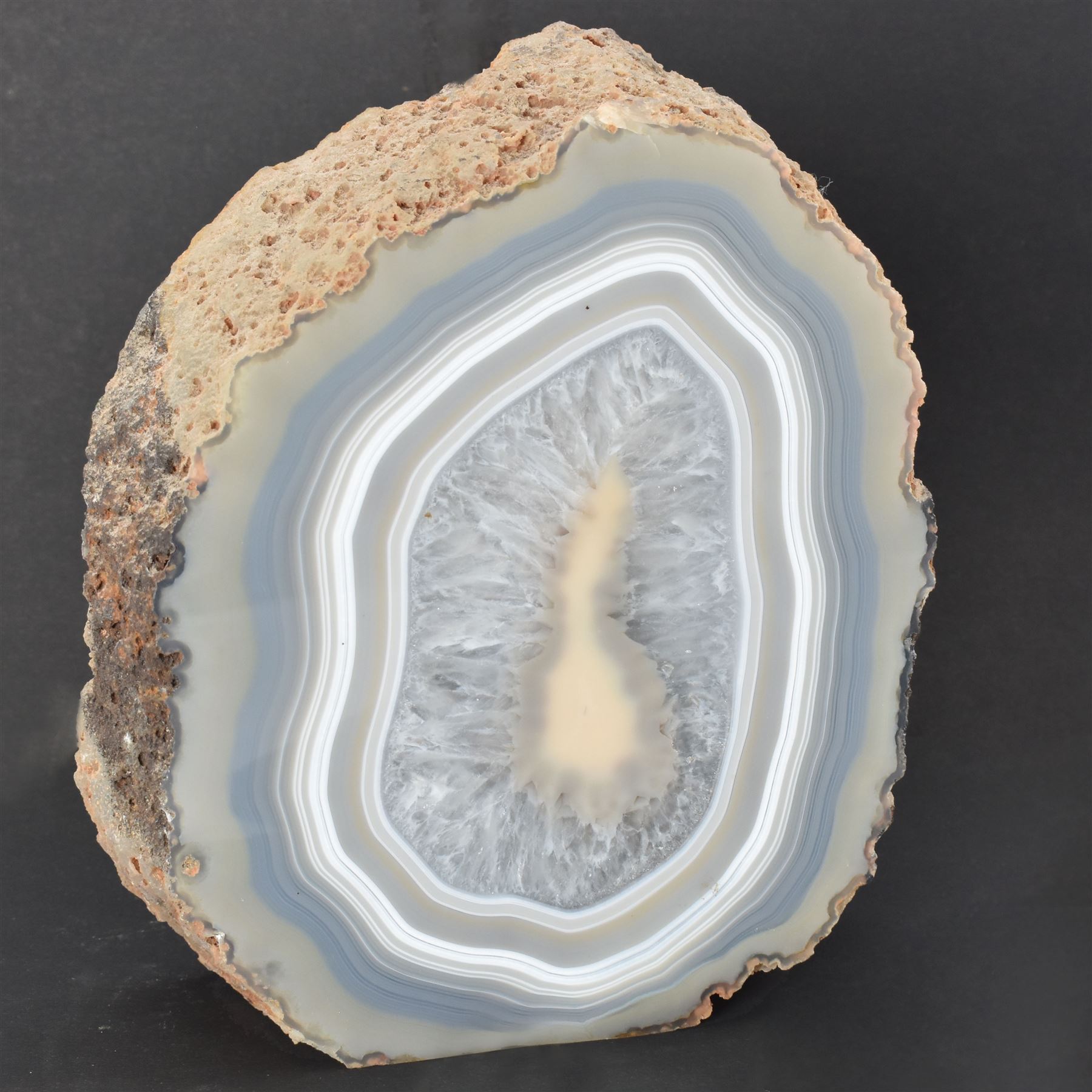 Polished agate geode with blue and white tones, with rough edges, H20cm