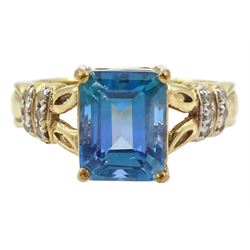 9ct gold blue topaz ring, with white topaz shoulders, hallmarked