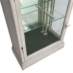 Edwardian white painted display case, single glazed door enclosing five glass shelves, mirror back to interior