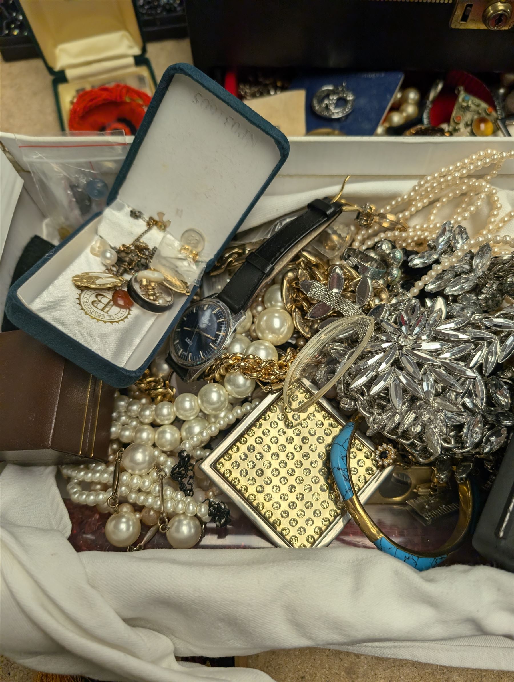 Large collection of costume jewellery, including brooches, earrings, beaded necklaces, wristwatches etc 