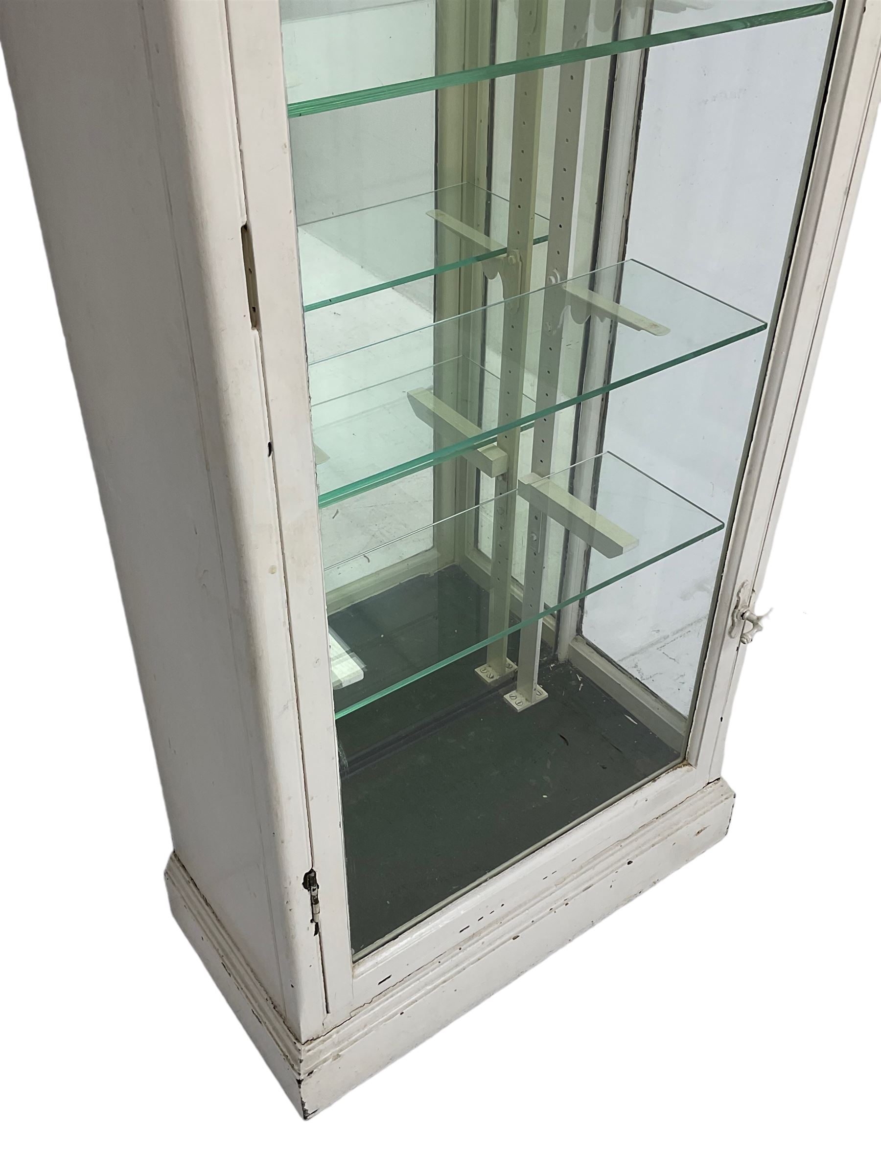 Edwardian white painted display case, single glazed door enclosing five glass shelves, mirror back to interior