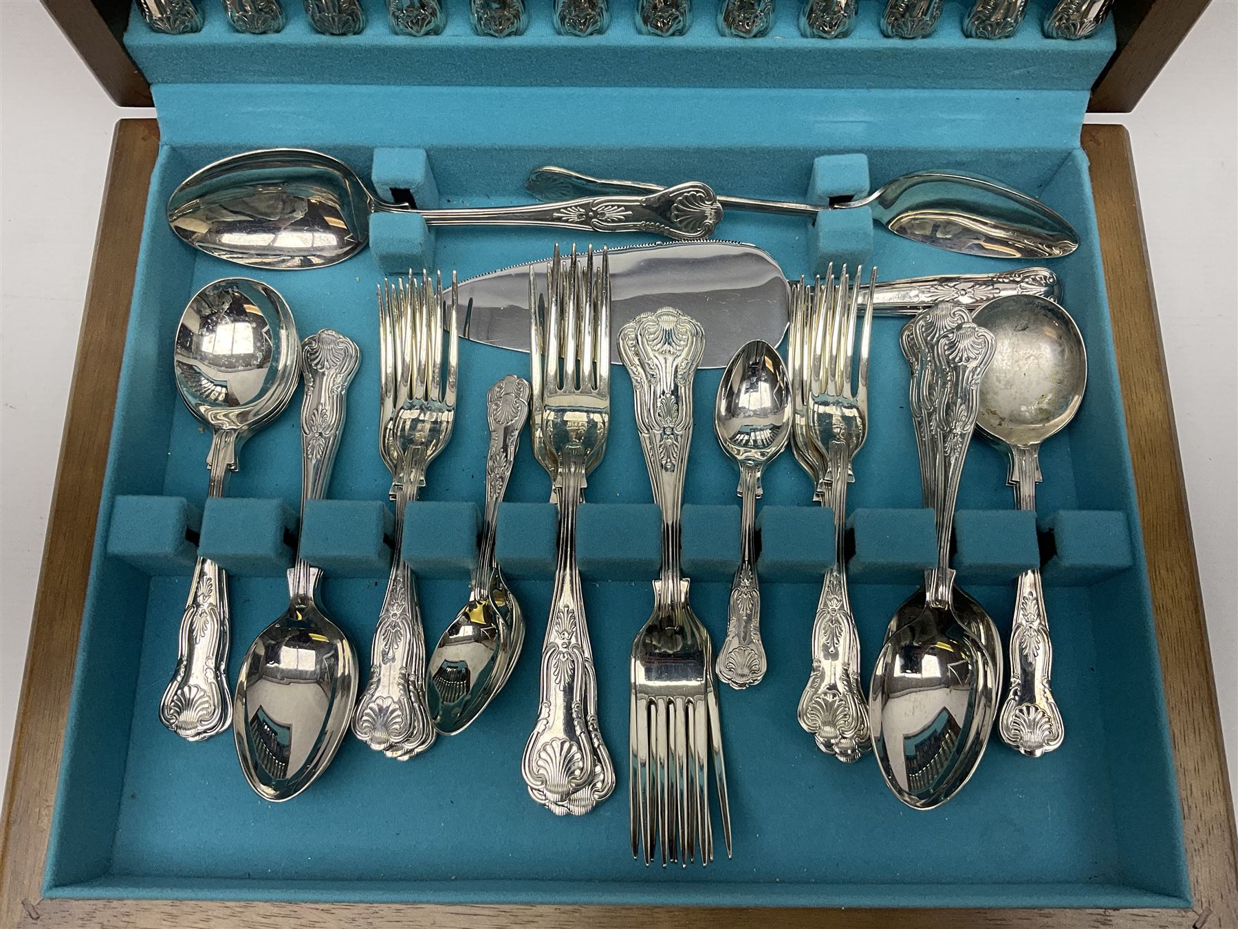 Osborne Kings pattern silver plated canteen for six place settings, within fitted wooden case 