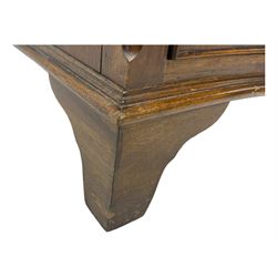 Georgian design mahogany serpentine chest, shaped banded top over four graduating cock-beaded drawers, on bracket feet 