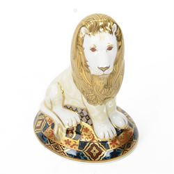 Limited Edition Royal Crown Derby Heraldic Lion paperweight, no. 731/2000, with gold stopper, boxed