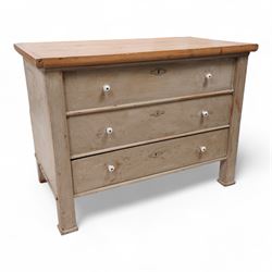 Painted pine mule chest, hinged lid over two false drawers and single bottom drawer, in gr...