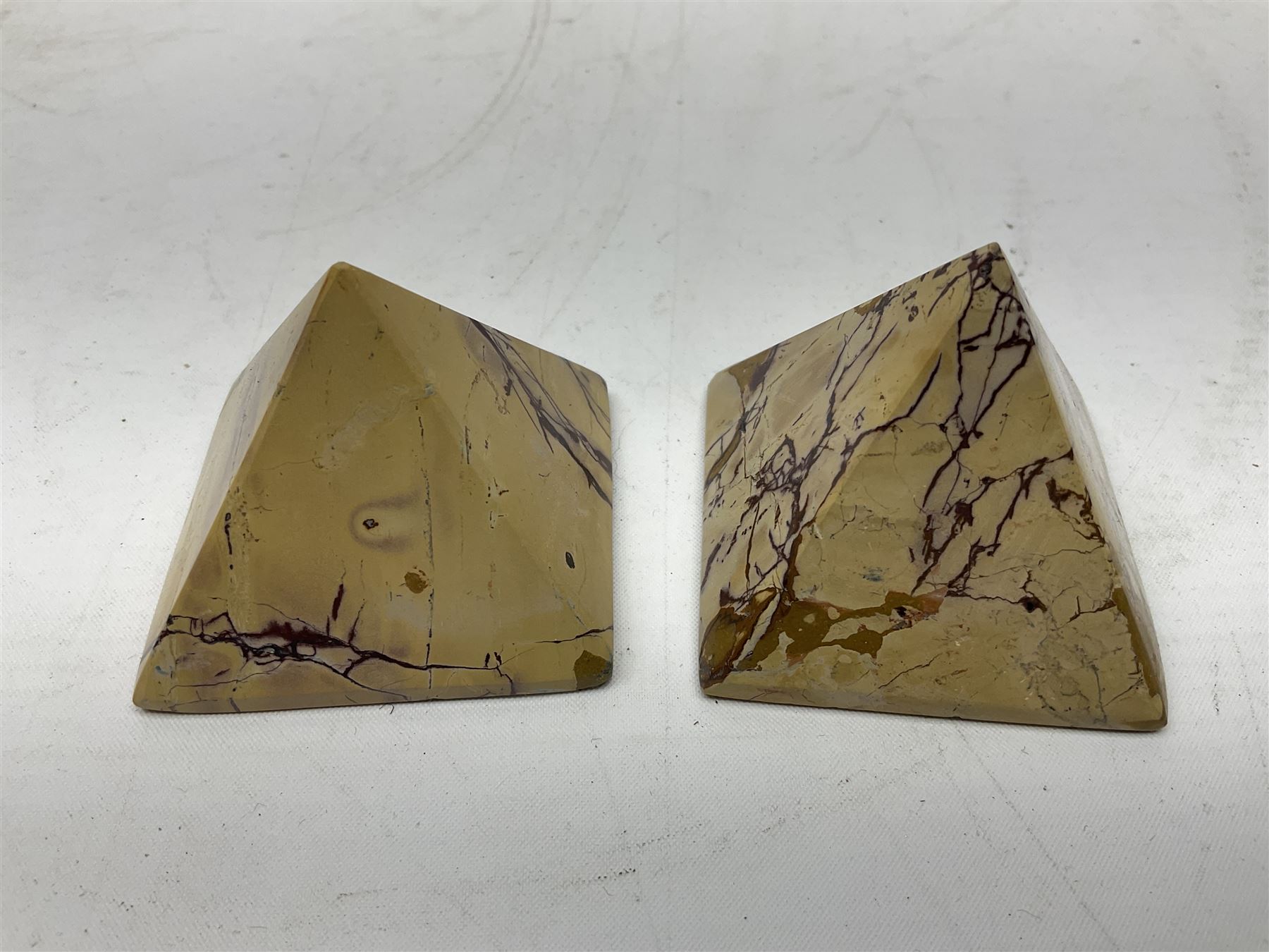 Pair of malachite pyramids, H5cm