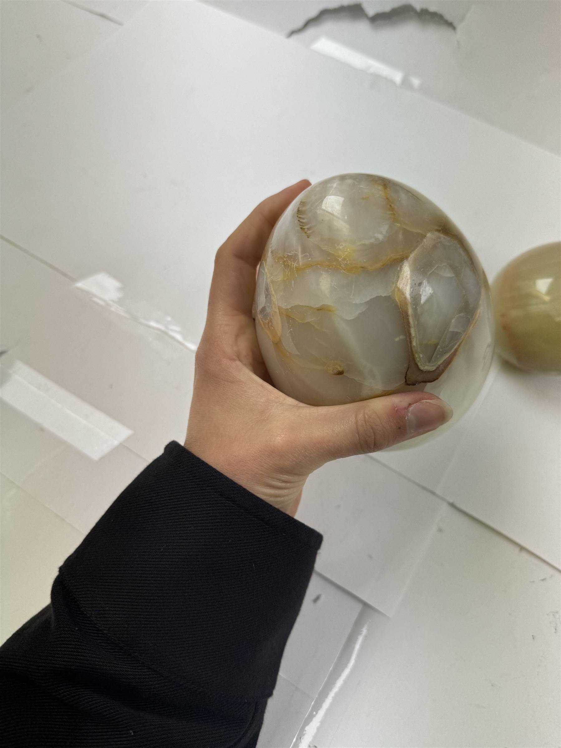 Large marble specimen egg, together with two onyx specimens, marble egg H15cm