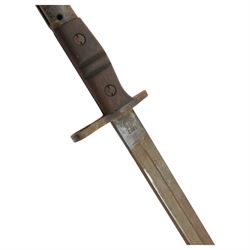 WWI American Remington bayonet single fullered steel blade inscribed 1917, Us, in scabbard with leather frog, L60cm