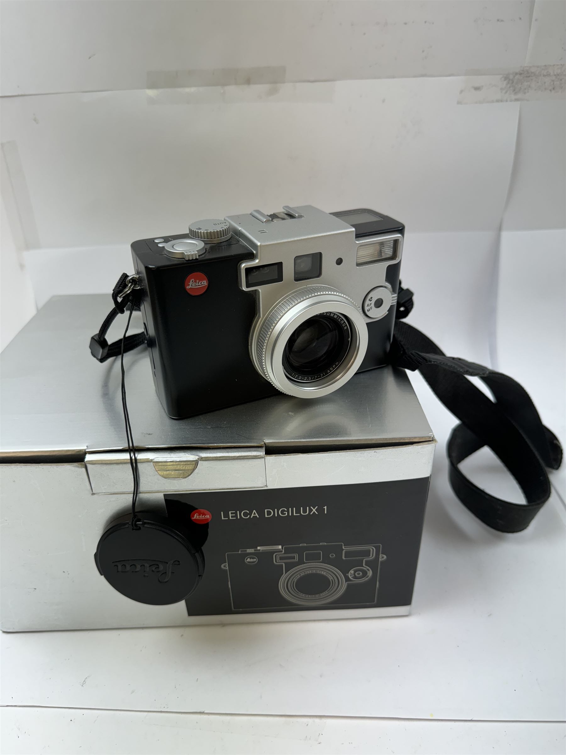 Leica Digilux 1, with OC Vario-Summicron 1:2.0-2.5/7-21 ASPH lens, serial no. 2805132, in original packaging, with software CD rom, charger and instruction booklet 