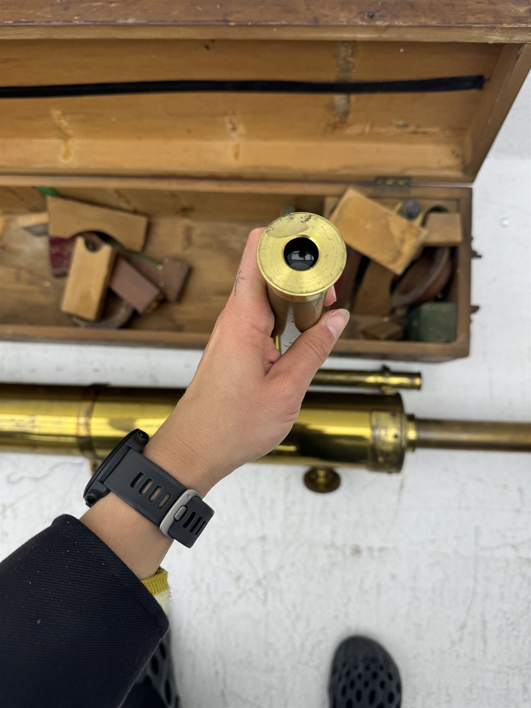 19th century brass reflecting telescope by Dring & Fage, London, the cylinder with inter-changable eyepieces and mounted with sighting scope, contained within wooden box, cylinder diameter 4.5in, length (without lens) 52in 