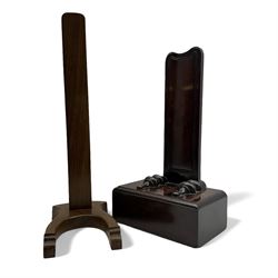 Weighted mahogany charger stand, together with another stand, weighted stand H36cm