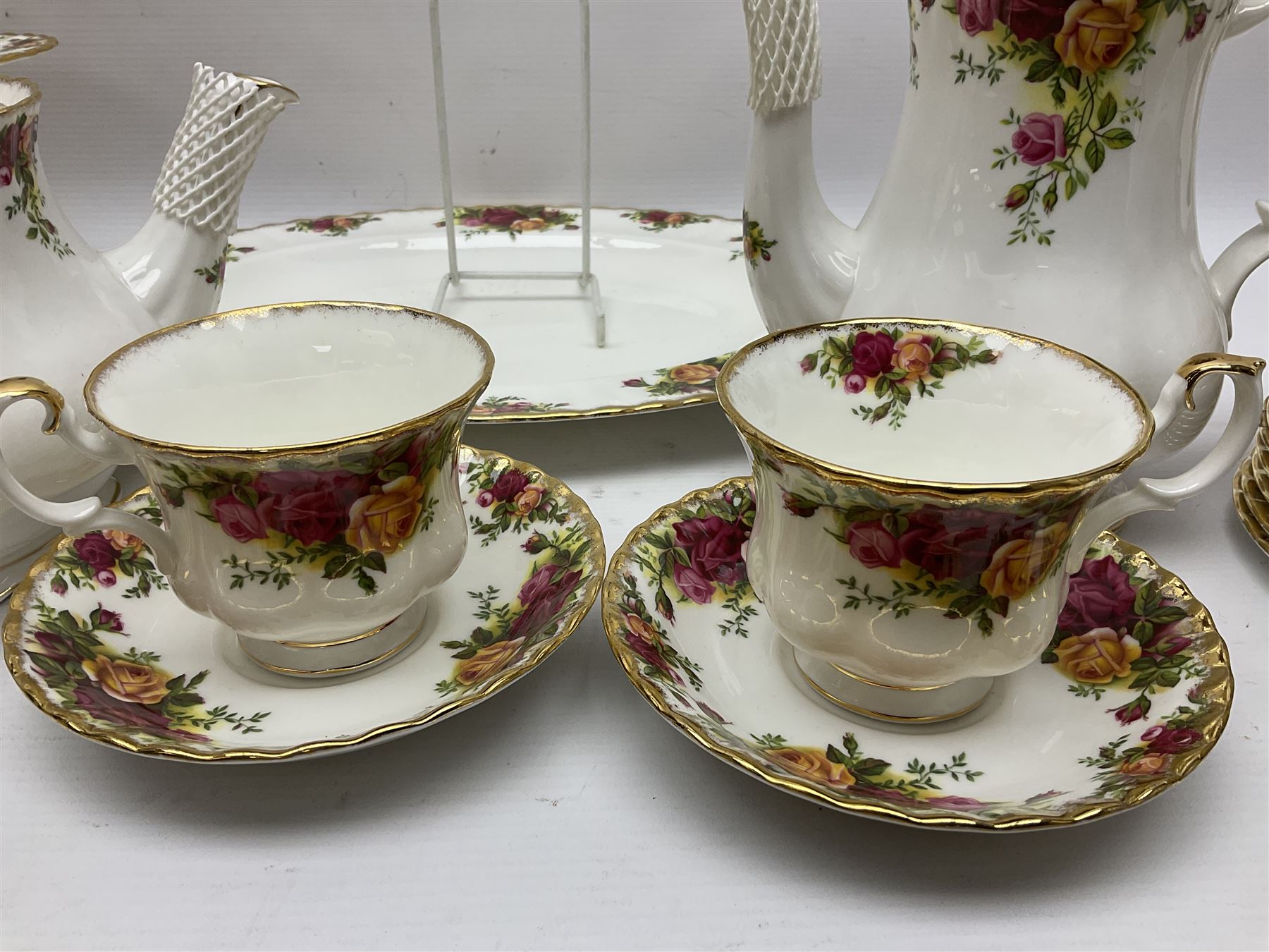 Royal Albert Old Country Roses pattern tea and dinner service, including teapot, coffee pot, two milk jugs, two open sucriers, six teacups and saucers, six dinner plates, six soup bowls, etc  