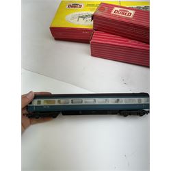 Hornby Dublo rolling stock, including 4658 Prestwin Silo Wagon, 4313 Gunpowder Van, 4048 Composite Restaurant Car etc, together with 5006 Engine Shed Extension Kit, some in associated boxes (10)