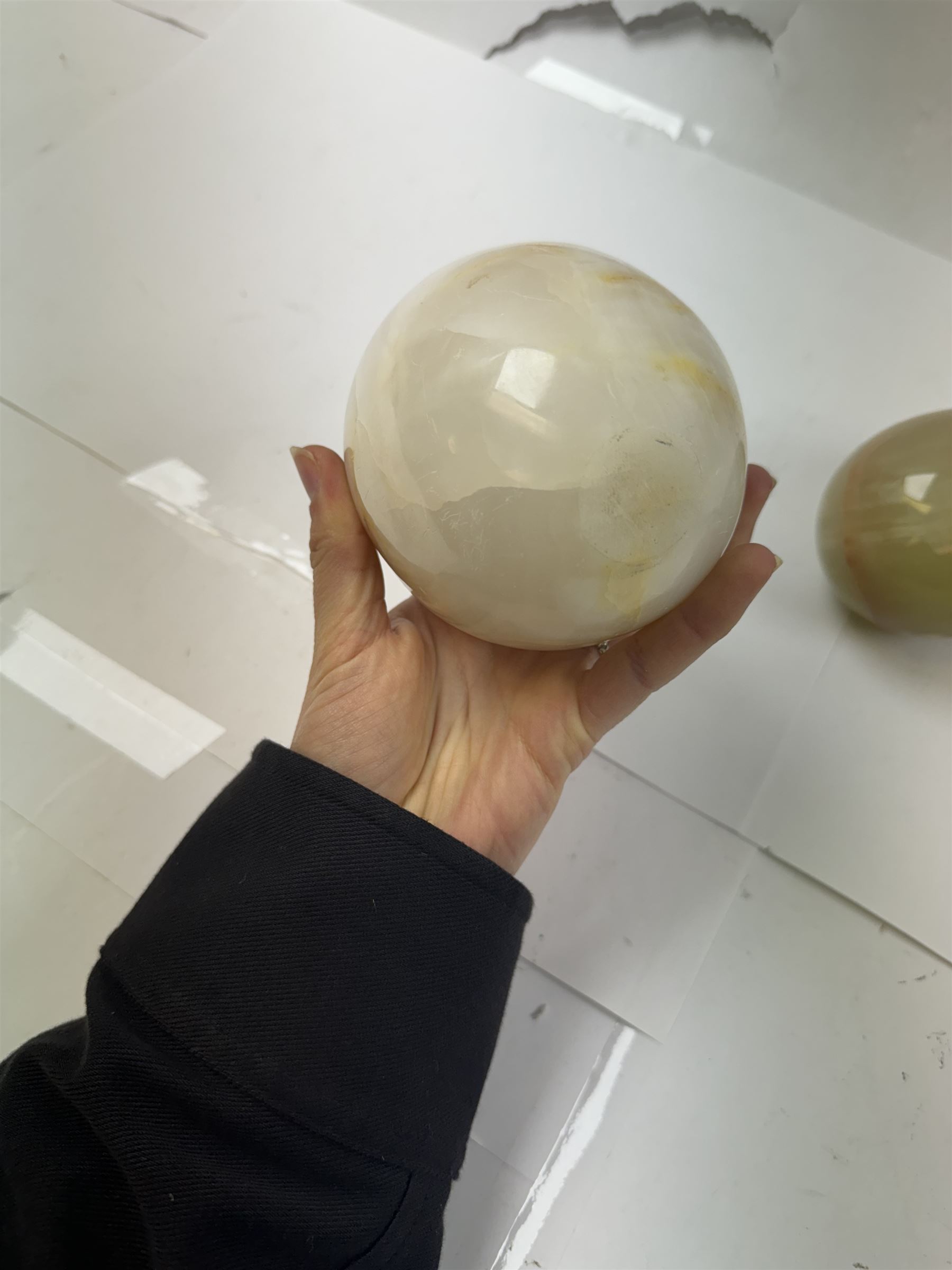 Large marble specimen egg, together with two onyx specimens, marble egg H15cm