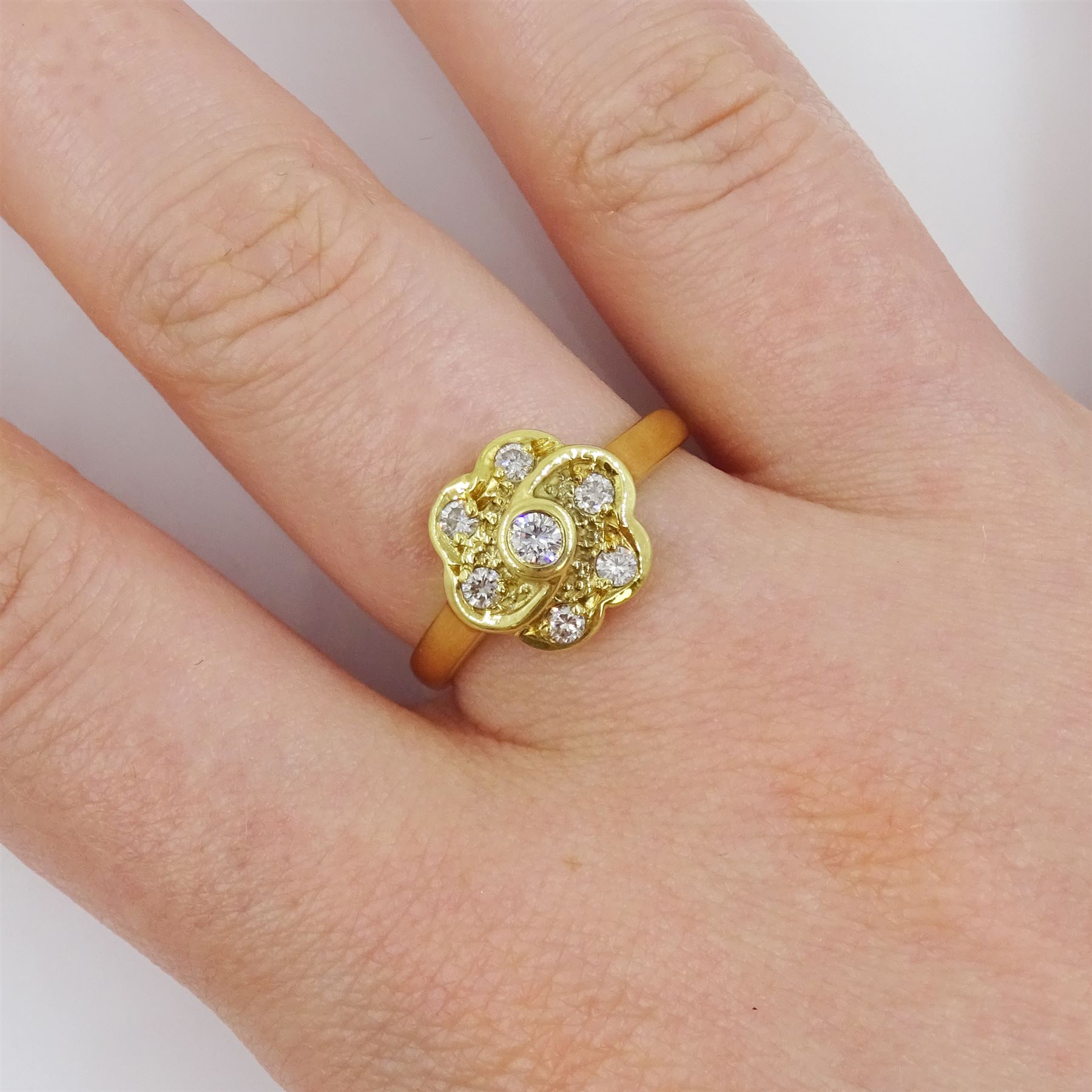 18ct gold round brilliant cut diamond flower head cluster ring, stamped, total diamond weight 0.25 carat