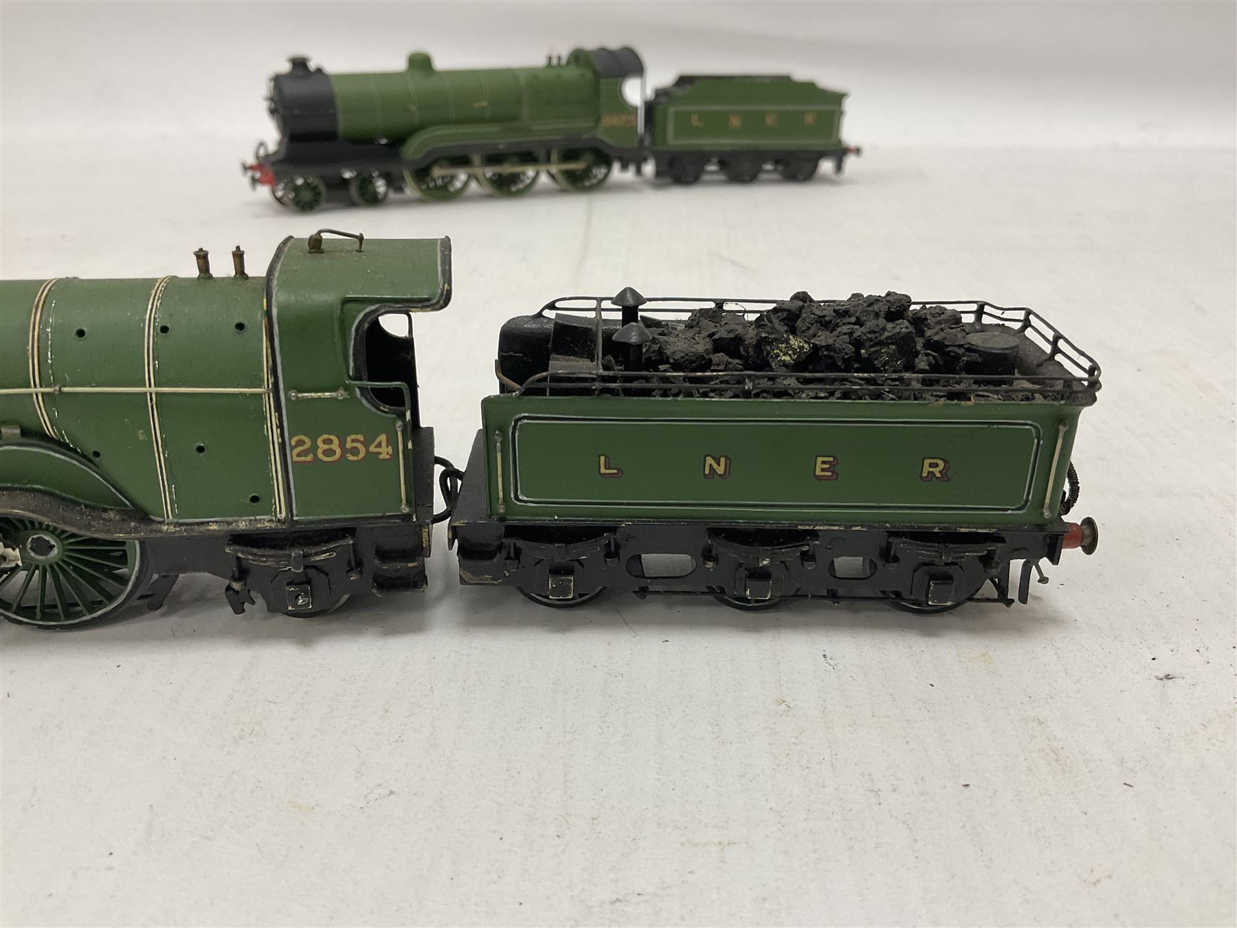 ‘00’ gauge - four kit built steam locomotive and tenders comprising Class C10 4-4-2 ‘Midlothian’ no.9875 in LNER green; Class D29 4-4-0 ‘Ivanhoe’ no.9339 in LNER green; Class B19 4-6-0 ‘Sir Sam Fay’ no.5423 in LNER green; Class C1 4-4-2 no.2854 in LNER green (4) 