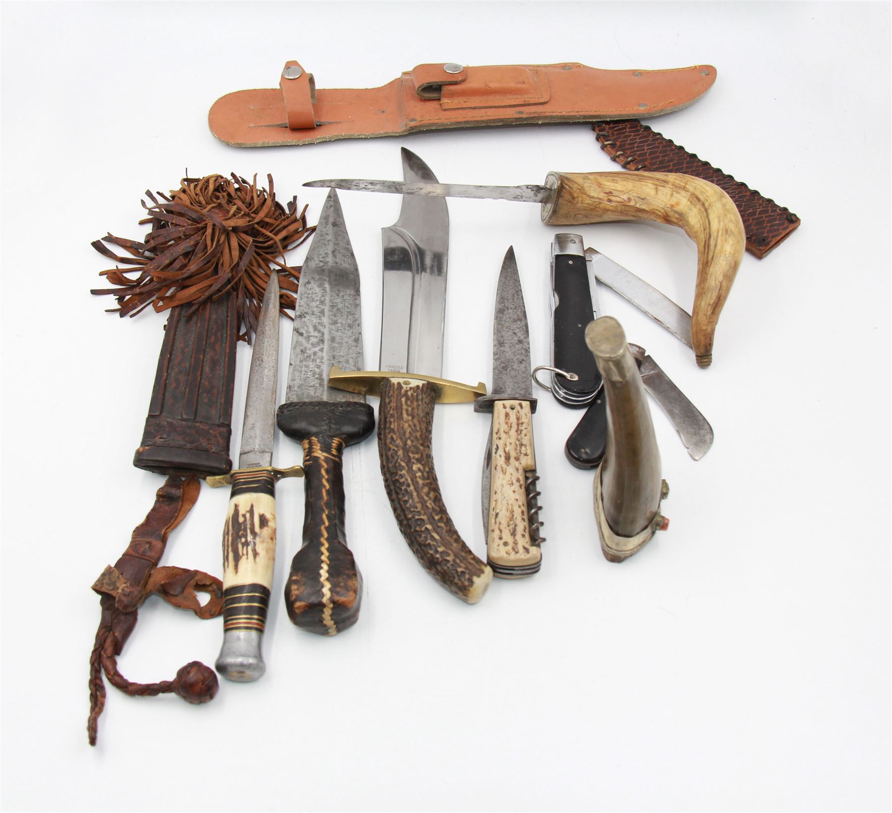 Collection of hunting knives and pen knives, including bone handle examples, leather handled examples etc 