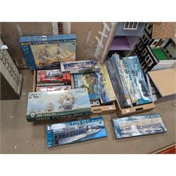 Large collection of model building kits, predominantly Revell examples, including USS Bon Homme Richard, German Submarine Type XXI U 2518 and German Submarine Wilhelm Bauer, all boxed 