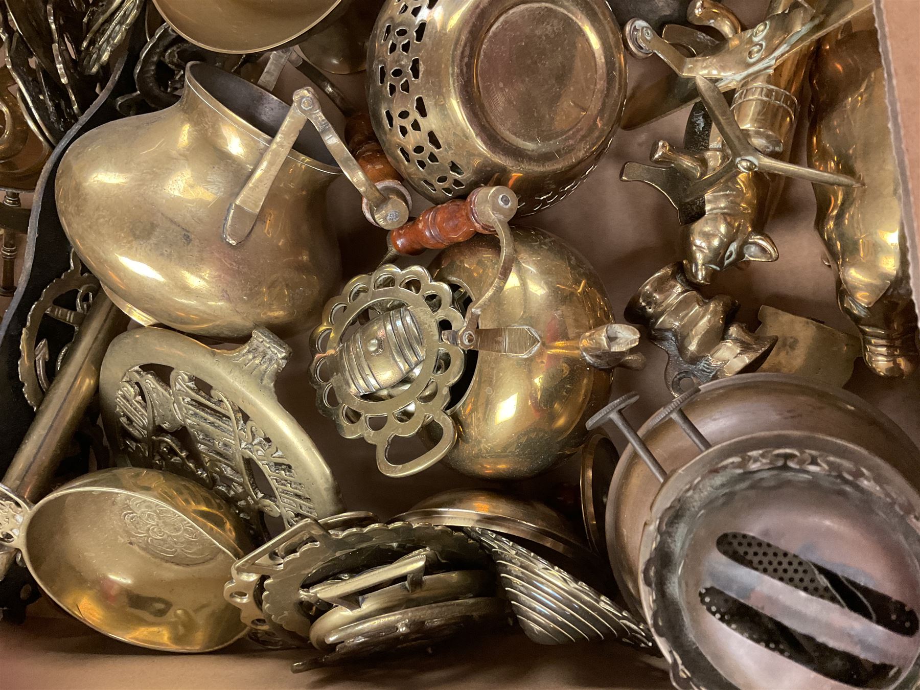 Collection of decorative and domestic brass, including horse brass and graduated kettles 