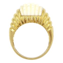 18ct gold ridged ivorine ring, stamped 750 