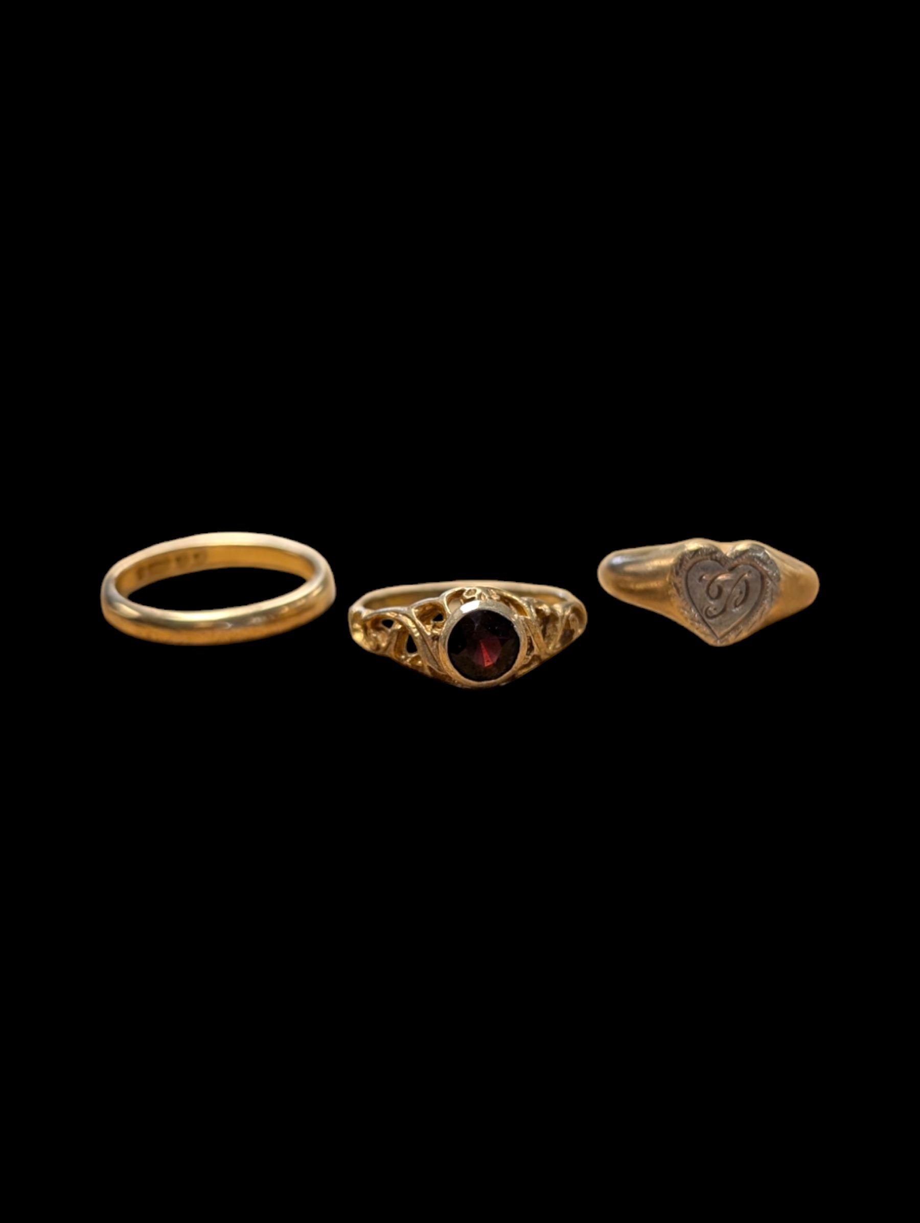 Three 9ct gold rings, including single stone garnet ring, heart shaped signet and plain wedding band