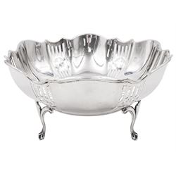 1920s silver bowl, of circular form with shaped rim and pierced sides, upon four feet, hallmarked Sydney & Co, Birmingham 1926, H7cm