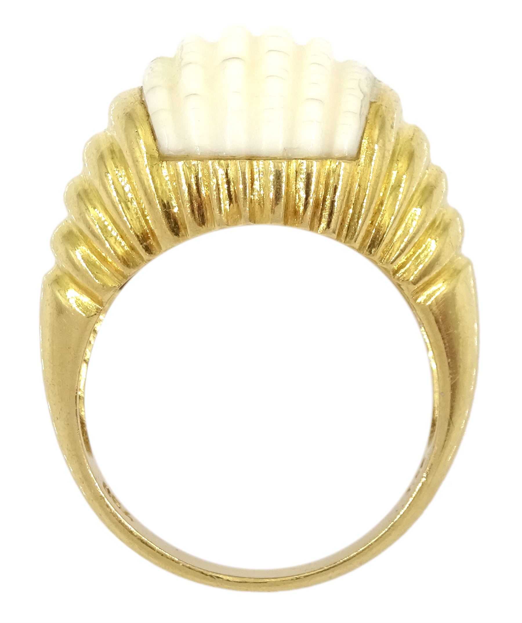 18ct gold ridged ivorine ring, stamped 750 