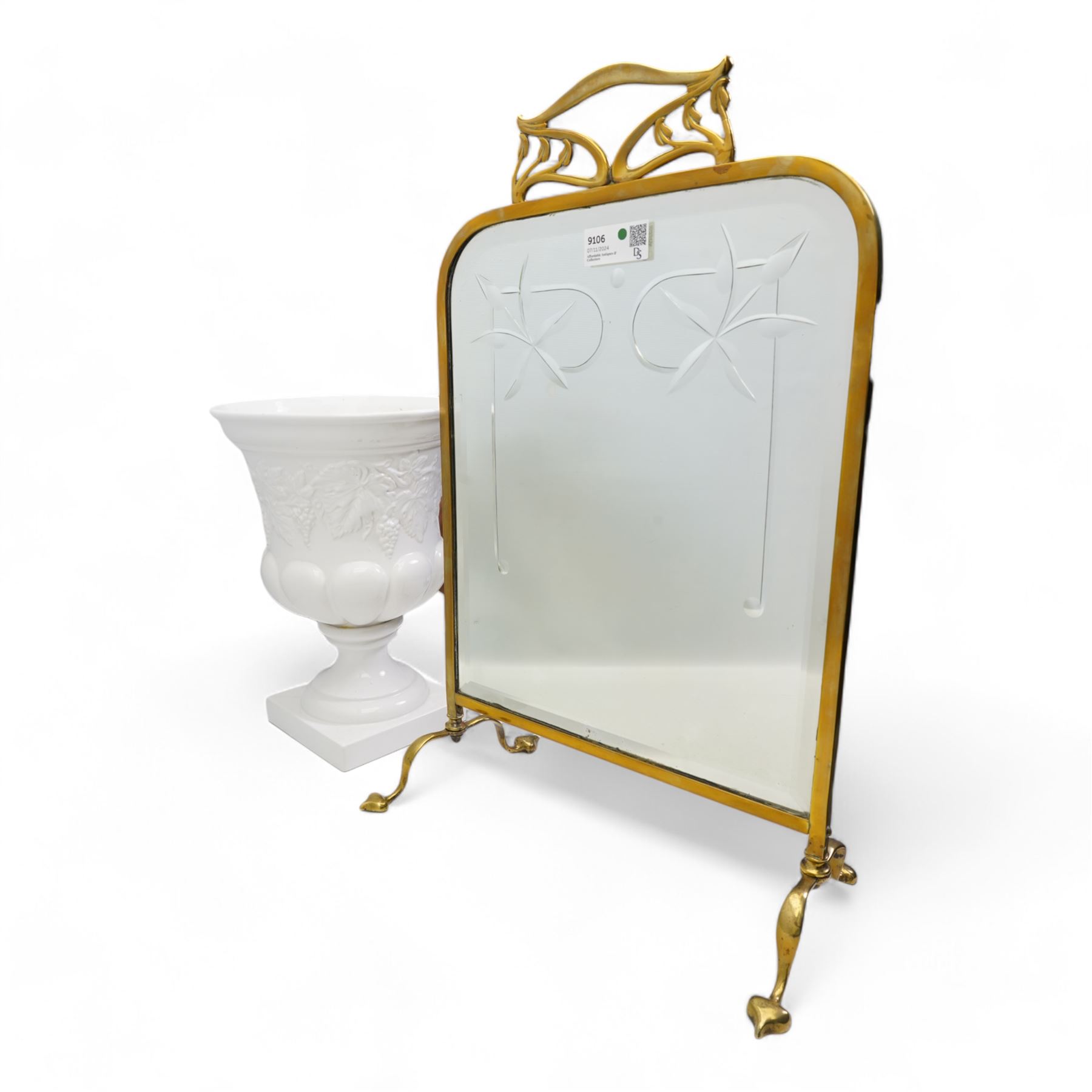 Art Nouveau style brass fire screen with inset mirrored panel H69cm and a large pottery urn (2)