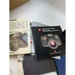 Leica R4 camera body serial no. 1582062, boxed, together with Leitz Externder-R x2 for Leica R3/4 serial no. 3326174 and other Leica accessories, including clear hard case, lens cap, right angle finder, motor winder, soft case, empty C11 box, instruction manuals and Leica handbooks