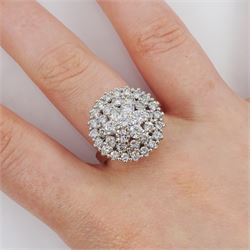 18ct white gold round brilliant cut diamond cluster ring, total diamond weight approx 2.90 carat