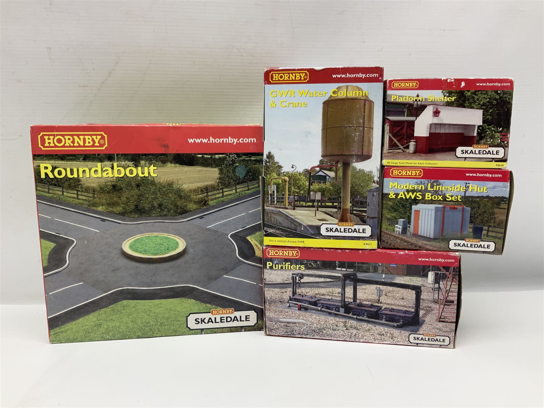 Hornby '00' gauge - nineteen Skaledale trackside buildings/accessories including R8542 Holly Farm Workshop, R9671 GWR Water Column and Crane, R8716 Upper Skaledale Main Building, R8657 Roundabout, R8993 Water Cleansing Tank, R8709 Fuel Oil Tanks, R8741 Purifiers, R9531 Magna Waiting Room etc; all but one boxed (19)