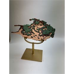 Free form copper splash, with green patina and polished copper accents, upon a gilt metal stand, H20cm 