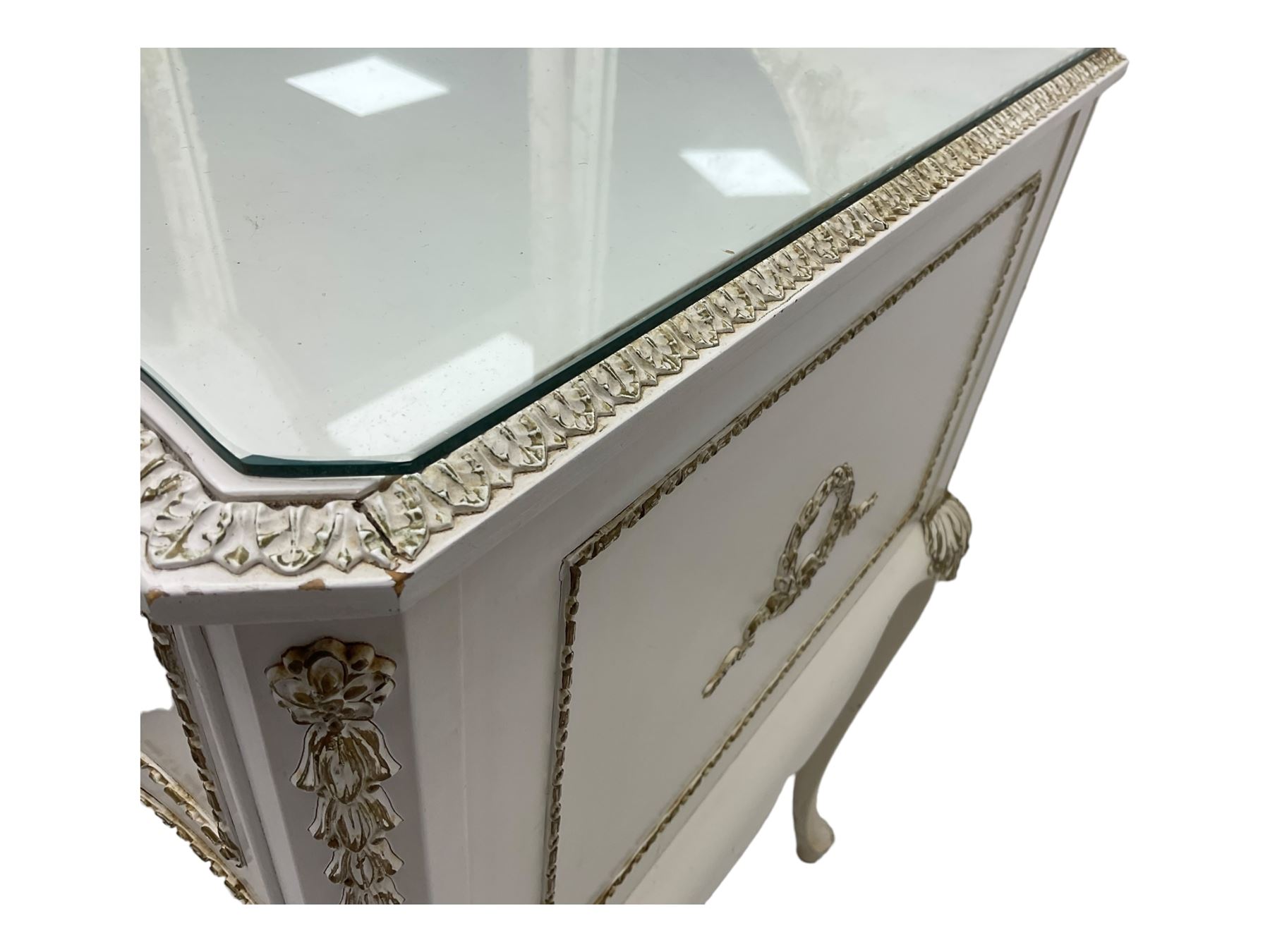 Mid 20th century French style dressing table, triple mirror back and serpentine front with gilt moulded edges, over five drawers with floral and foliate motifs, on cabriole supports; matching stool (2)