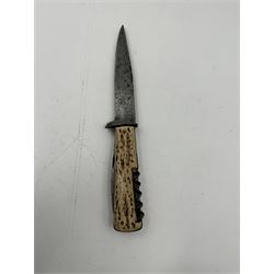 Collection of hunting knives and pen knives, including bone handle examples, leather handled examples etc 