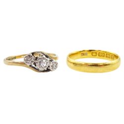 Early 20th century 22ct gold wedding band, Birmingham 1918 and a gold three stone single cut diamond ring, stamped Plat & 9ct