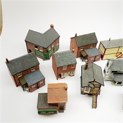 Hornby Skaledale - thirteen assorted buildings including Engine Shed, Mr. Chips Fish & Chip Shop, Hanson's Bakery, Corner Off Licence, signal boxes, churches, Pickering's Hardware Store etc; together with footbridge and ten platform sections, all unboxed