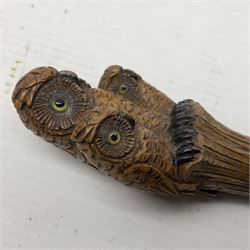 Late 19th/early 20th century Black Forest style carved walking stick handle, modelled as three owls with glass eyes, H9cm