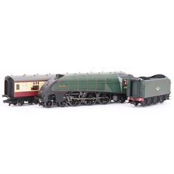 Hornby '00' gauge limited edition Heart of Midlothian Train Pack R2794M, comprising Class A4 4-6-2 'Falcon' locomotive no. 60025 in BR green and three MkI passenger coaches, in original box