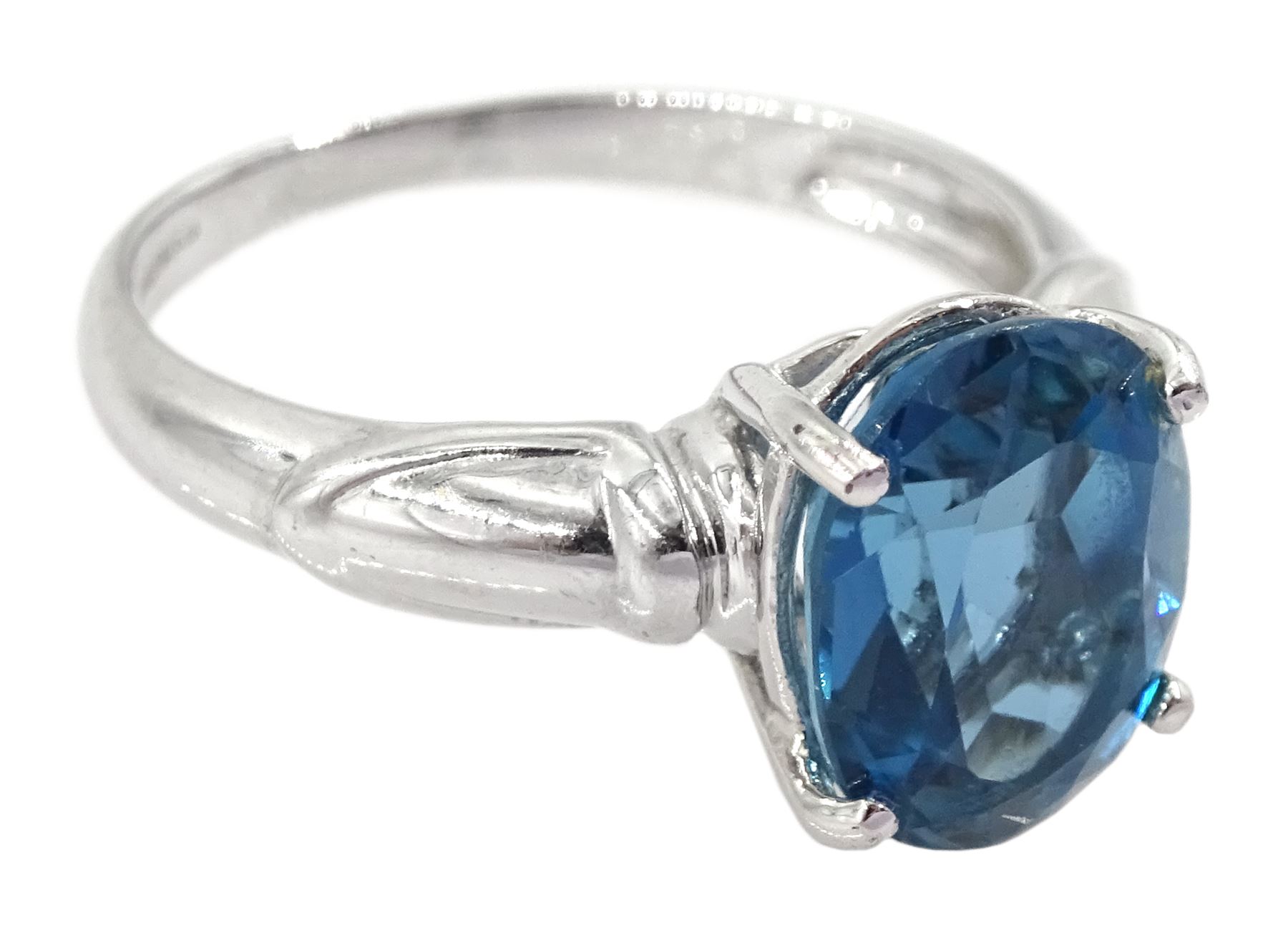 9ct white gold single stone London blue topaz ring, hallmarked, topaz approx 2.50 carat