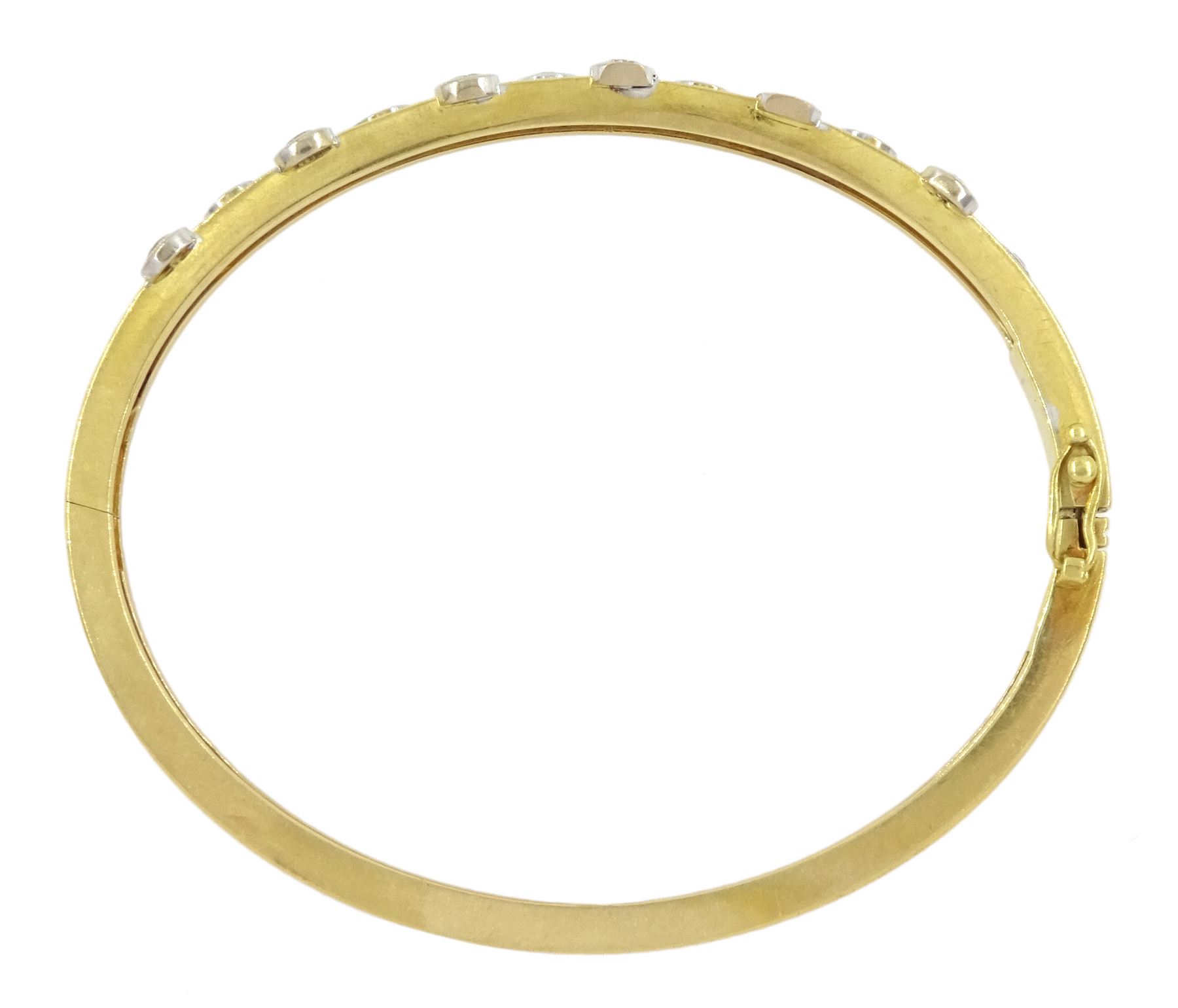 18ct gold rubover set round brilliant cut diamond hinged bangle, London 2004, total diamond weight approx 0.85 carat