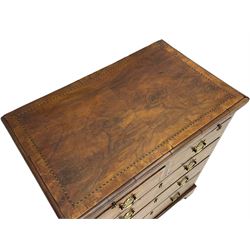 Small Georgian design walnut chest, moulded rectangular top with book-matched veneer enclosed by checkered stringing and crossbanding, brushing slide over two short and three long drawer, on bracket feet