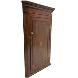 George III oak and mahogany wall hanging corner cupboard, single door decorated with central inlaid shell motif enclosing three shelves