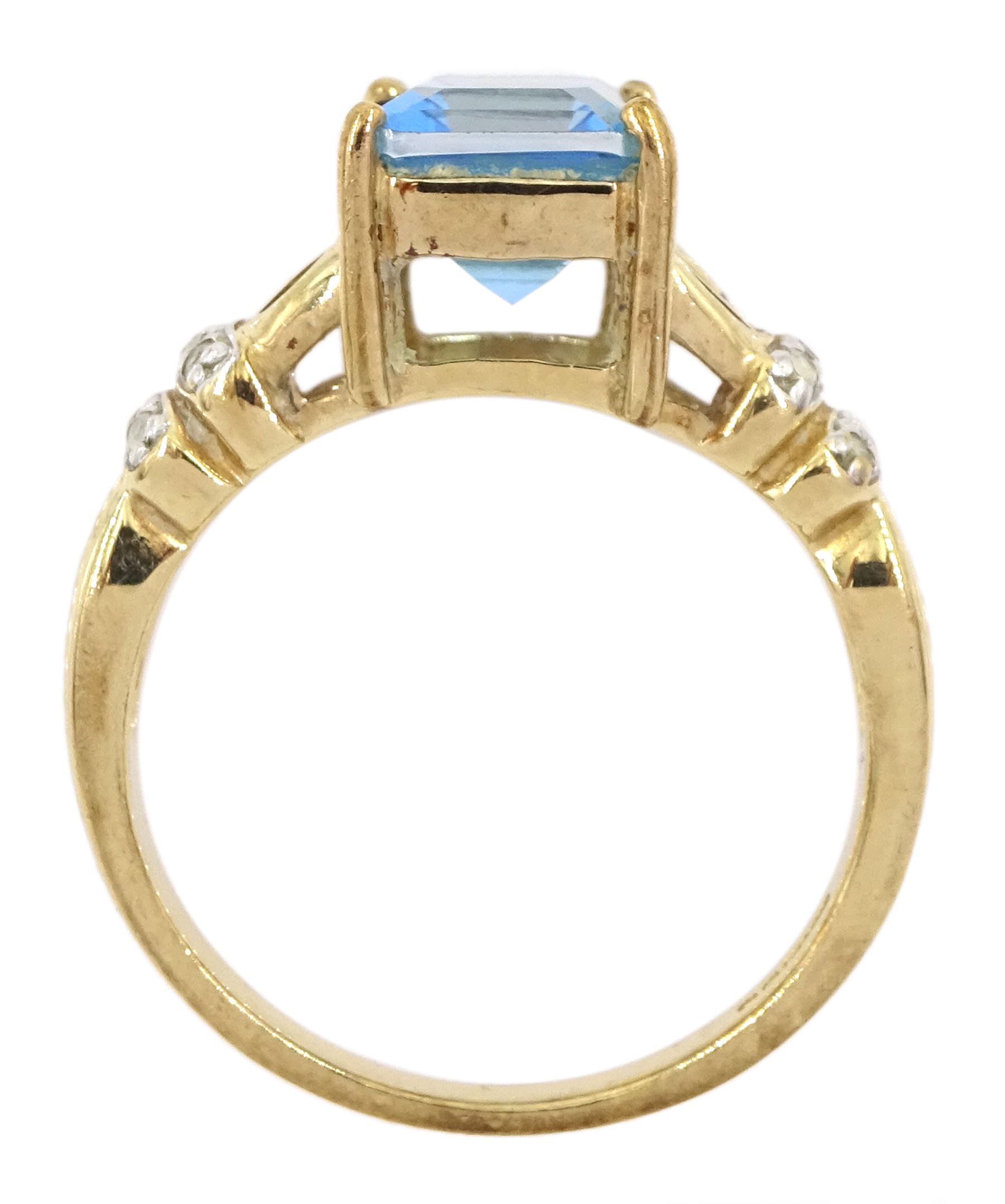 9ct gold blue topaz ring, with white topaz shoulders, hallmarked