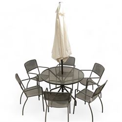 Wrought metal circular garden table, and six lattice back chairs