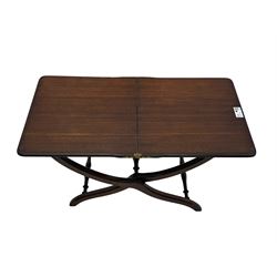 20th century mahogany coaching table or coffee table, folding mechanism, rectangular moulded top with rounded corners, on shaped supports united by turned stretchers 