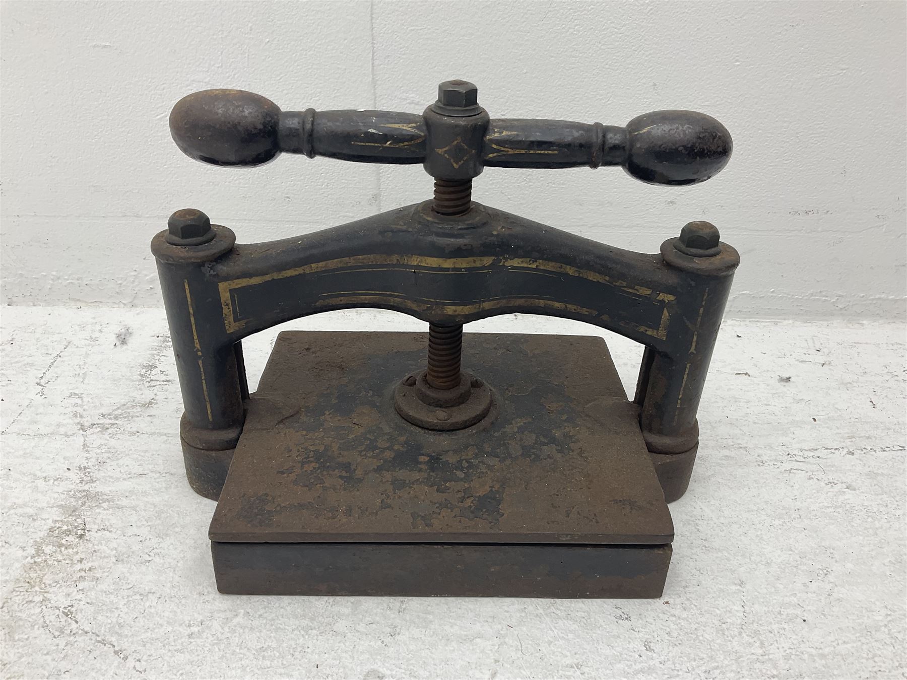 Cast iron hand cranked book press, H33cm 